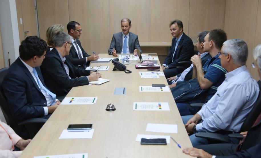 Receita Estadual participa de encontro sobre administração tributária entre PR e SC Auditores da Receita Estadual do Paraná participaram de uma reunião com auditores de Santa Catarina para discutir a administração tributária e o alinhamento de benefícios fiscais entre os Estados da região Sul