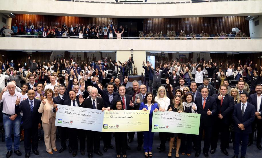 Ganhadores receberam os cheques durante sessão solene promovida pelos deputados paranaenses em reconhecimento ao programa de cidadania fiscal do Estado