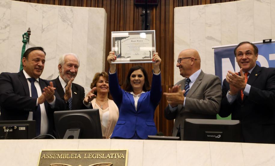 Ganhadores receberam os cheques durante sessão solene promovida pelos deputados paranaenses em reconhecimento ao programa de cidadania fiscal do Estado