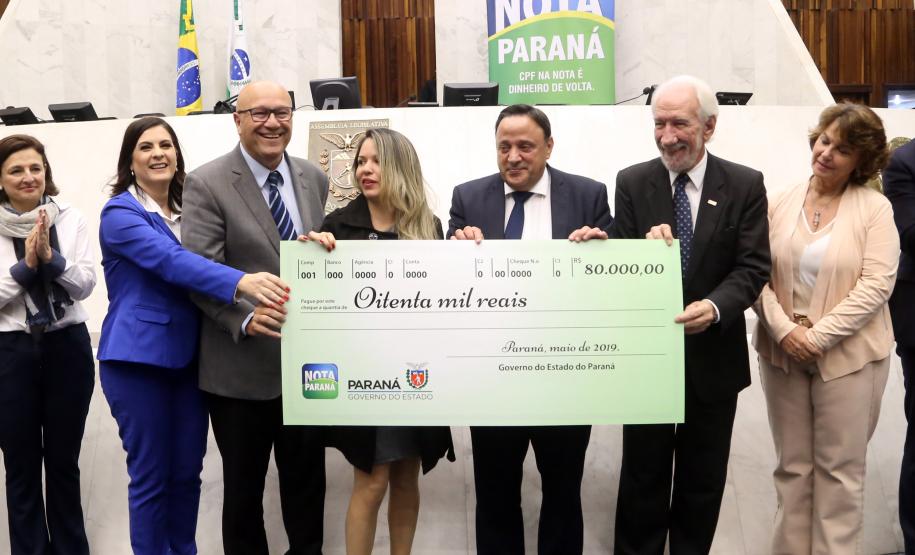Ganhadores receberam os cheques durante sessão solene promovida pelos deputados paranaenses em reconhecimento ao programa de cidadania fiscal do Estado