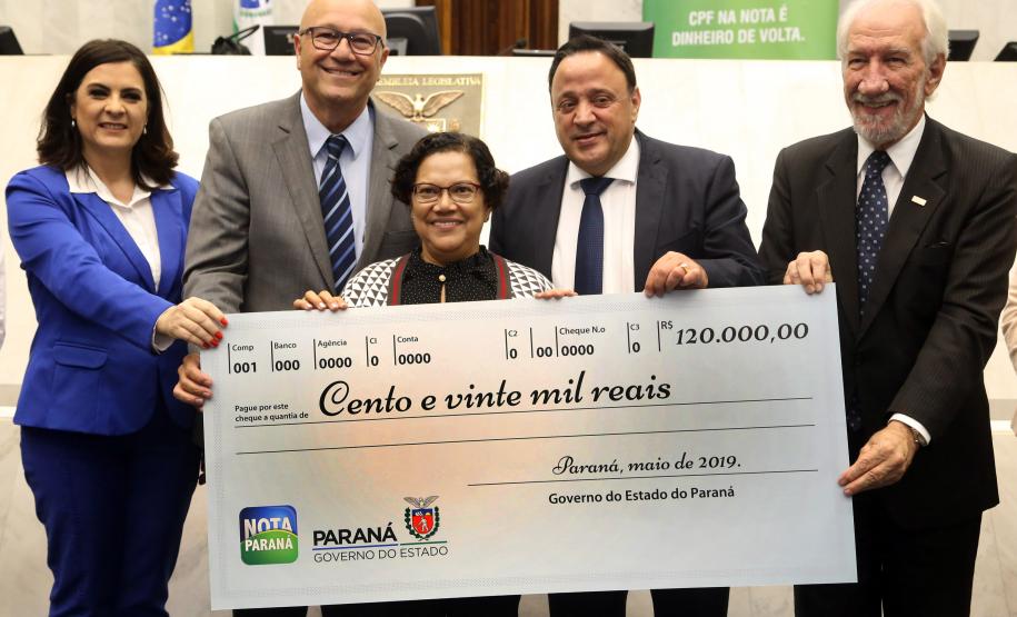 Ganhadores receberam os cheques durante sessão solene promovida pelos deputados paranaenses em reconhecimento ao programa de cidadania fiscal do Estado