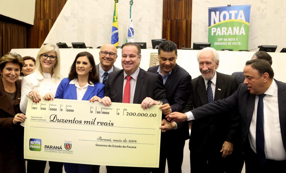 Ganhadores receberam os cheques durante sessão solene promovida pelos deputados paranaenses em reconhecimento ao programa de cidadania fiscal do Estado