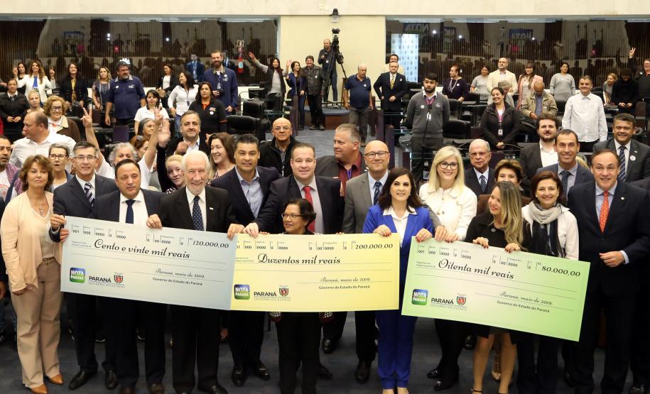 Ganhadores receberam os cheques durante sessão solene promovida pelos deputados paranaenses em reconhecimento ao programa de cidadania fiscal do Estado