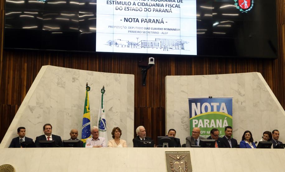 Ganhadores receberam os cheques durante sessão solene promovida pelos deputados paranaenses em reconhecimento ao programa de cidadania fiscal do Estado