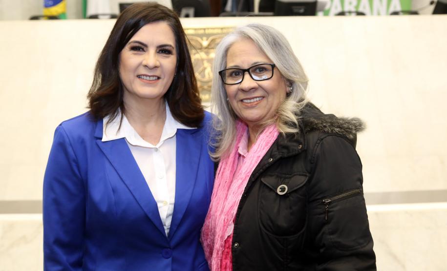 Ganhadores receberam os cheques durante sessão solene promovida pelos deputados paranaenses em reconhecimento ao programa de cidadania fiscal do Estado