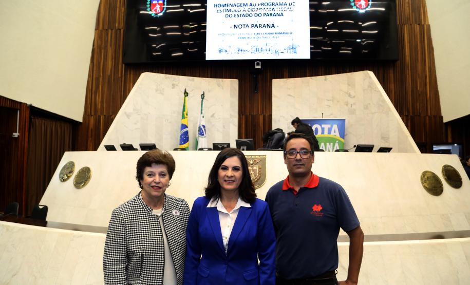 Ganhadores receberam os cheques durante sessão solene promovida pelos deputados paranaenses em reconhecimento ao programa de cidadania fiscal do Estado