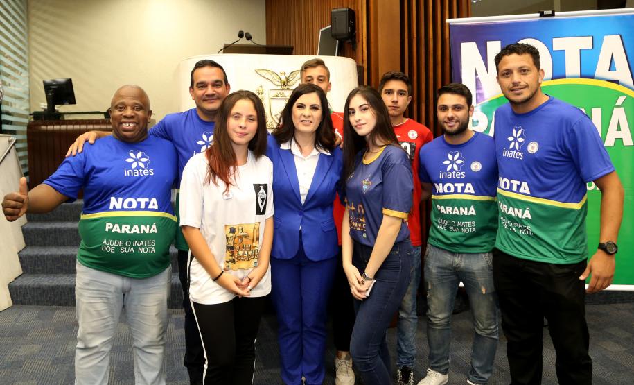 Ganhadores receberam os cheques durante sessão solene promovida pelos deputados paranaenses em reconhecimento ao programa de cidadania fiscal do Estado