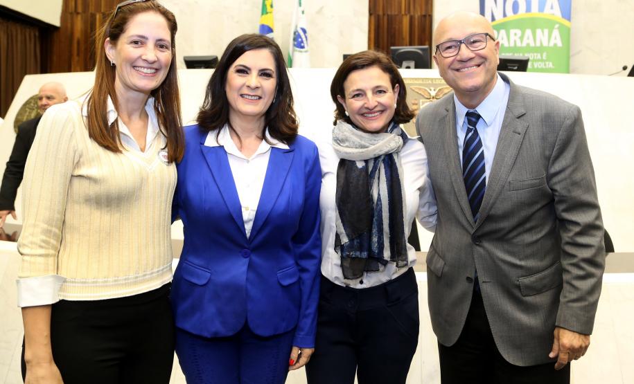 Ganhadores receberam os cheques durante sessão solene promovida pelos deputados paranaenses em reconhecimento ao programa de cidadania fiscal do Estado