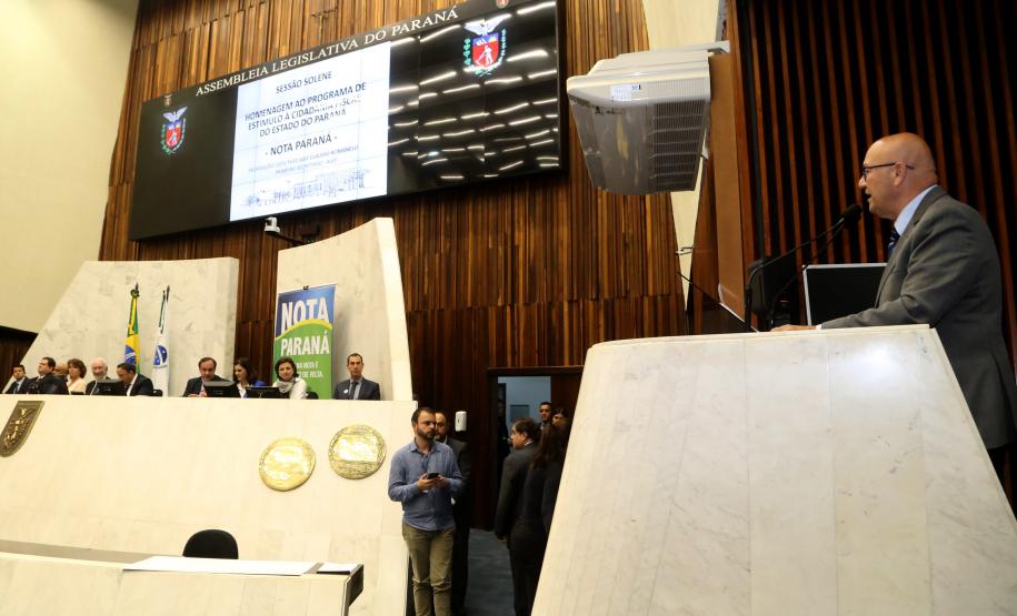 Ganhadores receberam os cheques durante sessão solene promovida pelos deputados paranaenses em reconhecimento ao programa de cidadania fiscal do Estado