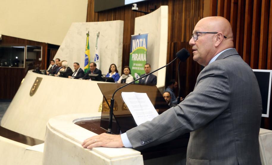 Ganhadores receberam os cheques durante sessão solene promovida pelos deputados paranaenses em reconhecimento ao programa de cidadania fiscal do Estado