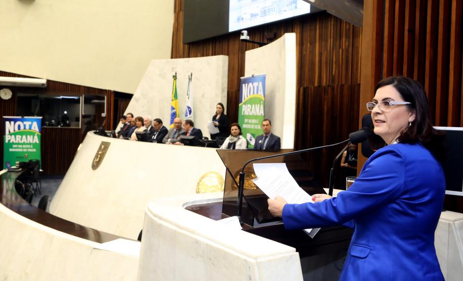 Ganhadores receberam os cheques durante sessão solene promovida pelos deputados paranaenses em reconhecimento ao programa de cidadania fiscal do Estado