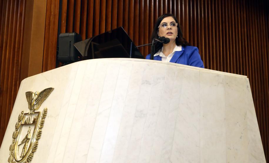 Ganhadores receberam os cheques durante sessão solene promovida pelos deputados paranaenses em reconhecimento ao programa de cidadania fiscal do Estado