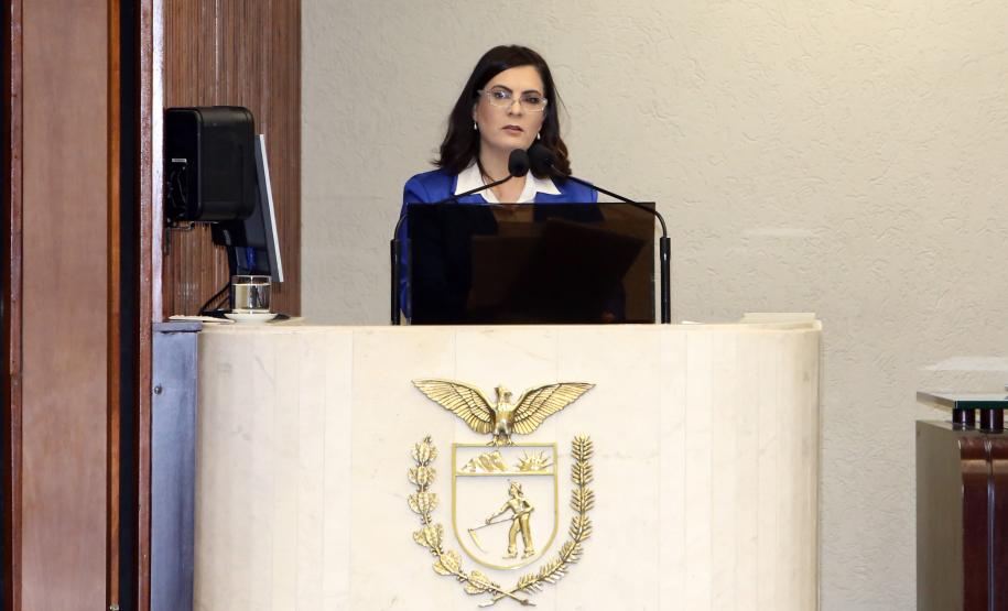 Ganhadores receberam os cheques durante sessão solene promovida pelos deputados paranaenses em reconhecimento ao programa de cidadania fiscal do Estado