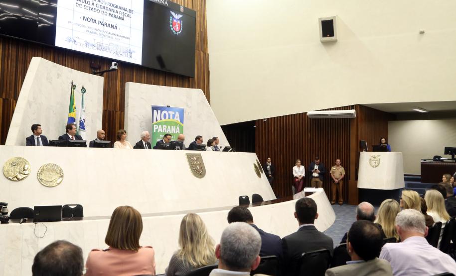 Ganhadores receberam os cheques durante sessão solene promovida pelos deputados paranaenses em reconhecimento ao programa de cidadania fiscal do Estado
