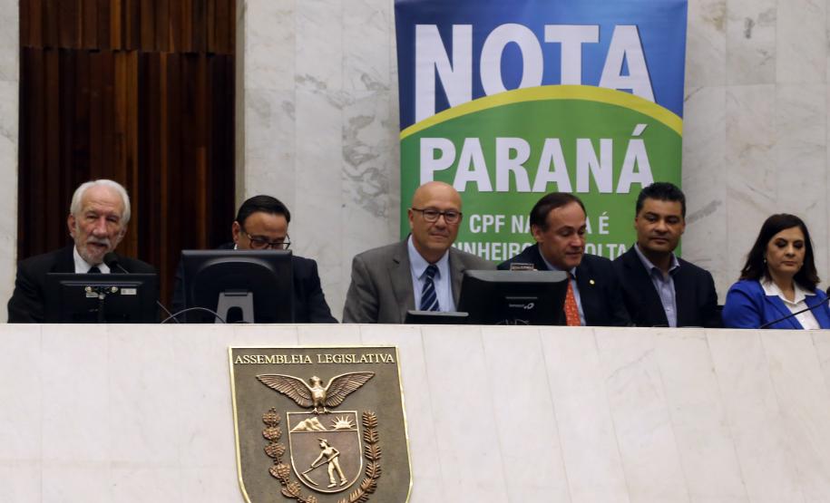 Ganhadores receberam os cheques durante sessão solene promovida pelos deputados paranaenses em reconhecimento ao programa de cidadania fiscal do Estado