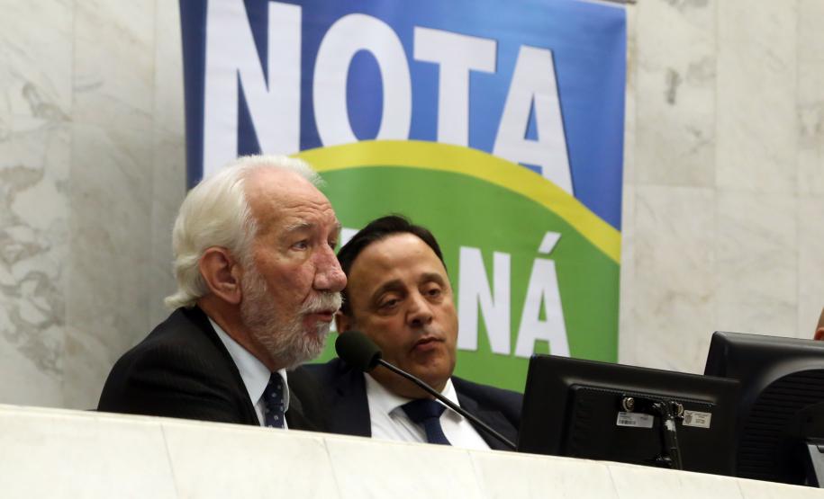 Ganhadores receberam os cheques durante sessão solene promovida pelos deputados paranaenses em reconhecimento ao programa de cidadania fiscal do Estado