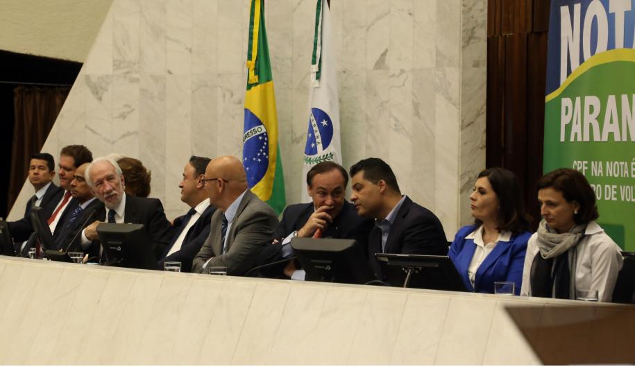 Ganhadores receberam os cheques durante sessão solene promovida pelos deputados paranaenses em reconhecimento ao programa de cidadania fiscal do Estado