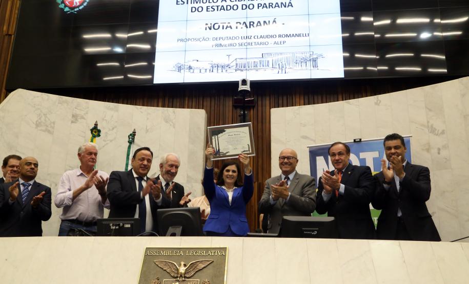 Ganhadores receberam os cheques durante sessão solene promovida pelos deputados paranaenses em reconhecimento ao programa de cidadania fiscal do Estado