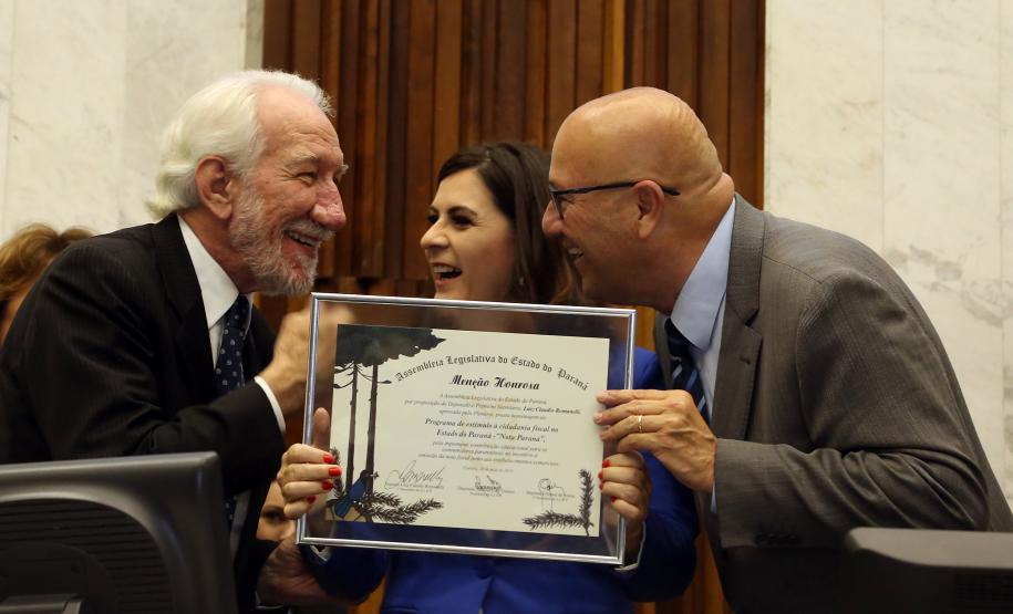 Ganhadores receberam os cheques durante sessão solene promovida pelos deputados paranaenses em reconhecimento ao programa de cidadania fiscal do Estado