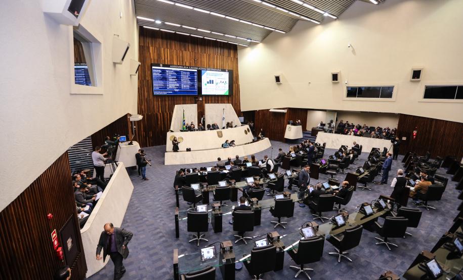 Prestação de conas AL primeiro quadrimestre 2019 Audiência pública de prestação de contas do governo do Estado do primeiro quadrimestre de 2019 com o secretário de Estado da Fazenda (SEFA), Renê Garcia Júnior no plenário da Assembleia Legislativa do Paraná. Curitiba, 05/06/2019