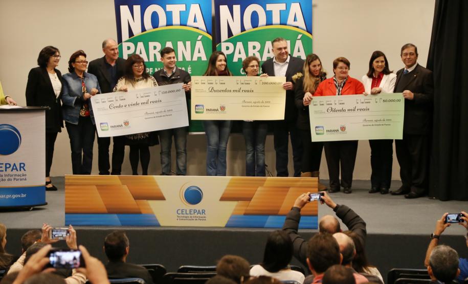 Instituições vão receber R$ 400 mil do Nota Paraná Instituições recebem R$400 mil do programa Nota Paraná