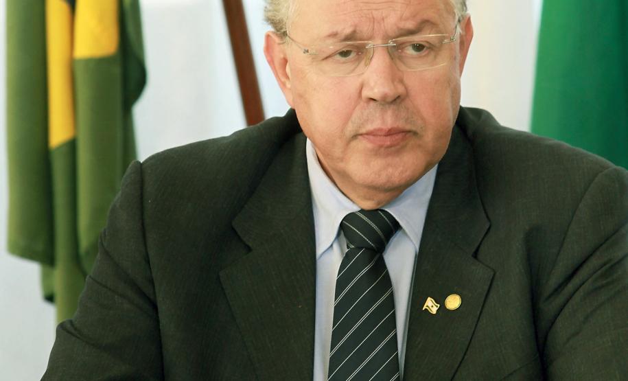 Entre janeiro e novembro, o Governo do Paraná transferiu R$ 4,95 bilhões para os municípios, superando em 13,21% os R$ 4,37 bilhões de iguall intervalo de 2011. Este valor refere-se ao repasse das participações do ICMS (25%) e IPVA (50%). Em novembro, foram repassados R$ 421,7 milhões, devido ao acréscimo de 9,72% sobre os R$ 384,3 milhões depositados nas contas das prefeituras em igual mês do ano anterior.