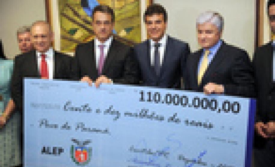 O governador Beto Richa anunciou que aplicará nos municípios paranaenses menos desenvolvidos os R$ 110 milhões devolvidos pela Assembleia Legislativa aos cofres do Estado. Os recursos são resultado da economia feita com a reorganização administrativa promovida pelo legislativo ao longo do ano. Um cheque simbólico com o valor foi entregue nesta quarta-feira (19/12) ao governador pelo presidente da Casa, deputado Valdir Rossoni.