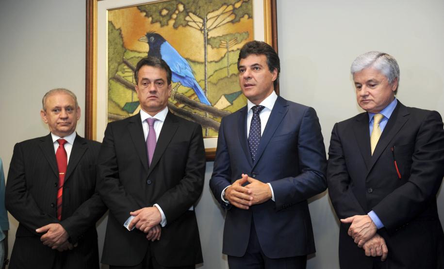 O governador Beto Richa anunciou que aplicará nos municípios paranaenses menos desenvolvidos os R$ 110 milhões devolvidos pela Assembleia Legislativa aos cofres do Estado. Os recursos são resultado da economia feita com a reorganização administrativa promovida pelo legislativo ao longo do ano. Um cheque simbólico com o valor foi entregue nesta quarta-feira (19/12) ao governador pelo presidente da Casa, deputado Valdir Rossoni.