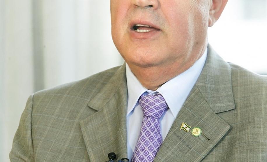 Nos 11 primeiros meses de 2012, o Governo do Estado investiu R$ 1,3 bilhão em bens de capital, dos quais R$ 427 milhões nas rodovias, R$ 169 milhões no setor de Educação, R$ 162 milhões, na Saúde, R$ 127 milhões, na construção de casas, e mais de R$ 106 milhões em infraestrutura urbana, entre outros