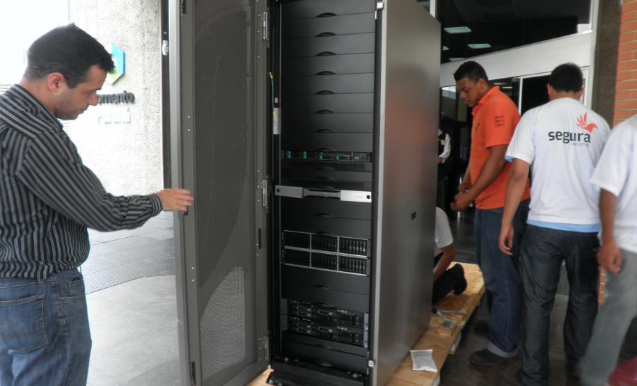 O segundo rack de Appliance Data Warehouse (DW), que ampliará a capacidade de armazenamento e de processamento do ambiente de DW da Secretaria de Estado da Fazenda (SEFA), será ativado na próxima semana. O equipamento, instalado no Datacenter da secretaria, custou R$ 1,9 milhão e foi adquirido, por meio de aditivo ao contrato 005/2012-CRE, da Maxtera, mesma empresa que forneceu o “supercomputador”, aplliance de DW Teradata 2690, entregue no final de abril de 2012, que custou R$ 9,6 milhões.