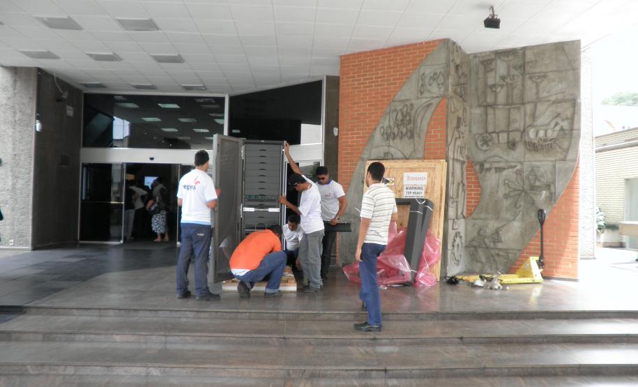 O segundo rack de Appliance Data Warehouse (DW), que ampliará a capacidade de armazenamento e de processamento do ambiente de DW da Secretaria de Estado da Fazenda (SEFA), será ativado na próxima semana. O equipamento, instalado no Datacenter da secretaria, custou R$ 1,9 milhão e foi adquirido, por meio de aditivo ao contrato 005/2012-CRE, da Maxtera, mesma empresa que forneceu o “supercomputador”, aplliance de DW Teradata 2690, entregue no final de abril de 2012, que custou R$ 9,6 milhões.