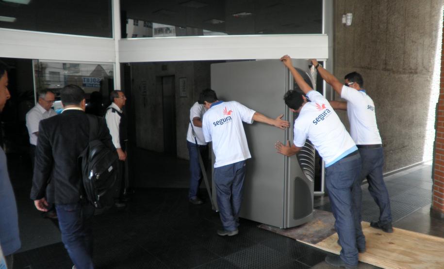 O segundo rack de Appliance Data Warehouse (DW), que ampliará a capacidade de armazenamento e de processamento do ambiente de DW da Secretaria de Estado da Fazenda (SEFA), será ativado na próxima semana. O equipamento, instalado no Datacenter da secretaria, custou R$ 1,9 milhão e foi adquirido, por meio de aditivo ao contrato 005/2012-CRE, da Maxtera, mesma empresa que forneceu o “supercomputador”, aplliance de DW Teradata 2690, entregue no final de abril de 2012, que custou R$ 9,6 milhões.