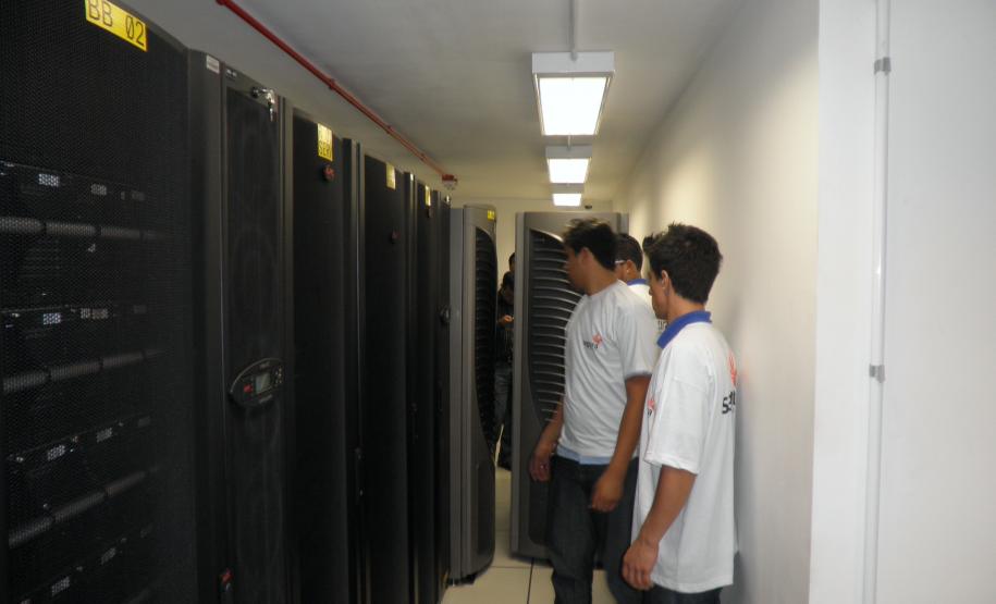 O segundo rack de Appliance Data Warehouse (DW), que ampliará a capacidade de armazenamento e de processamento do ambiente de DW da Secretaria de Estado da Fazenda (SEFA), será ativado na próxima semana. O equipamento, instalado no Datacenter da secretaria, custou R$ 1,9 milhão e foi adquirido, por meio de aditivo ao contrato 005/2012-CRE, da Maxtera, mesma empresa que forneceu o “supercomputador”, aplliance de DW Teradata 2690, entregue no final de abril de 2012, que custou R$ 9,6 milhões.