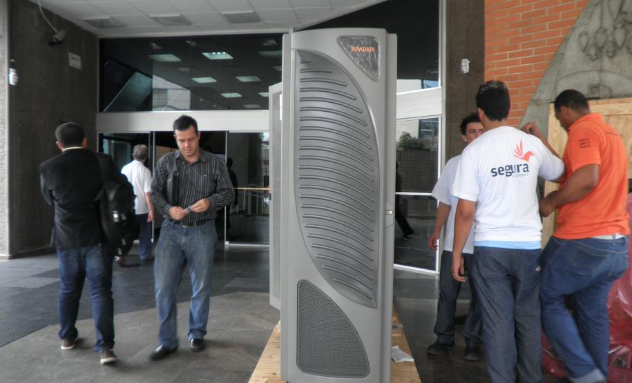 O segundo rack de Appliance Data Warehouse (DW), que ampliará a capacidade de armazenamento e de processamento do ambiente de DW da Secretaria de Estado da Fazenda (SEFA), será ativado na próxima semana. O equipamento, instalado no Datacenter da secretaria, custou R$ 1,9 milhão e foi adquirido, por meio de aditivo ao contrato 005/2012-CRE, da Maxtera, mesma empresa que forneceu o “supercomputador”, aplliance de DW Teradata 2690, entregue no final de abril de 2012, que custou R$ 9,6 milhões.