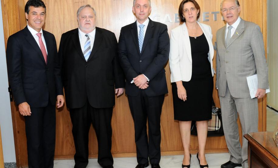 Governador Beto Richa, participa de encontro com o ministro do STJ, Félix Fischer, acompanhado da secretária da Justiça, Maria Tereza Uille Gomes, o procurador Geral do Estado, Julio Zen e do secretário da Fazenda, Luiz Carlos Hauly. (Brasília, 31/01/2013)