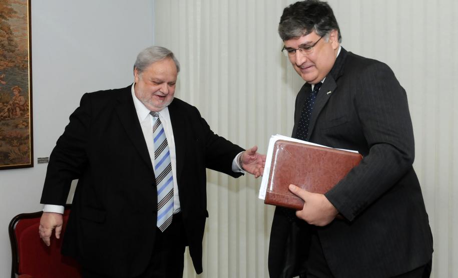 O ministro do STJ, Félix Fischer, com o secretário da representação do Paraná em Brasília, Amaury Scudero (Brasília, 31/01/2013)