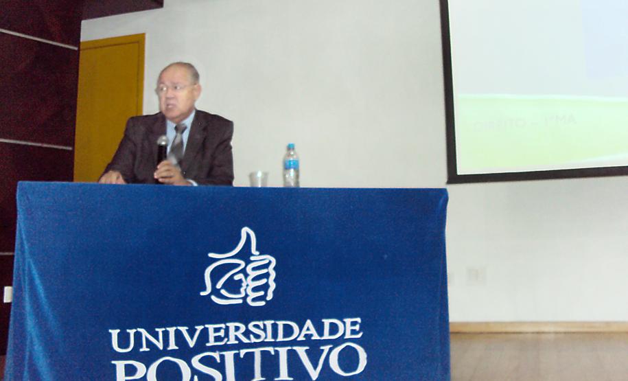 A alteração dos limites do mar territorial, reivindicada pelo Paraná, resultará em royalties de R$ 2 bilhões anuais ao estado, em quatro anos. Disse o secretário da Fazenda, Luiz Carlos Hauly, ao participar do Seminário “Royalties do Petróleo”, realizado na Universidade Positivo nesta terça-feira (16). Em 2012, o valor da compensação repassado aos cofres paranaenses foi de R$ 7,23 milhões.