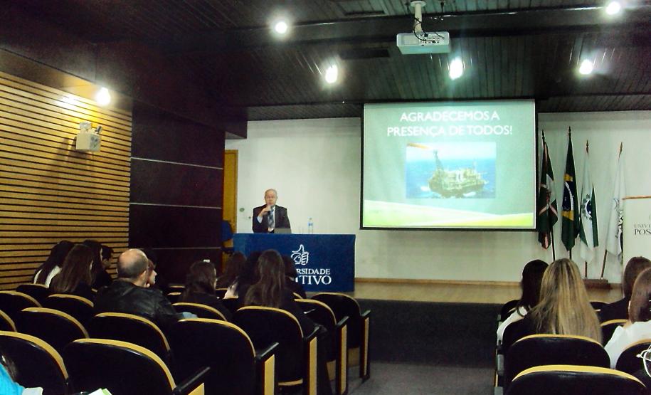 A alteração dos limites do mar territorial, reivindicada pelo Paraná, resultará em royalties de R$ 2 bilhões anuais ao estado, em quatro anos. Disse o secretário da Fazenda, Luiz Carlos Hauly, ao participar do Seminário “Royalties do Petróleo”, realizado na Universidade Positivo nesta terça-feira (16). Em 2012, o valor da compensação repassado aos cofres paranaenses foi de R$ 7,23 milhões.