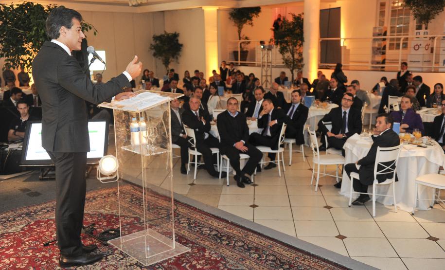 O governador Beto Richa disse nesta terça-feira (16/04) que a Parceria Público-Privada (PPP) é um instrumento importante para ampliar as ações da administração pública e promover desenvolvimento socioeconômico de municípios, estados e países. Richa foi palestrante do “Estrela da Manhã”, evento organizado pela Associação dos Dirigentes de Vendas e Marketing do Brasil – Seção Paraná (ADVB–PR), em Curitiba.