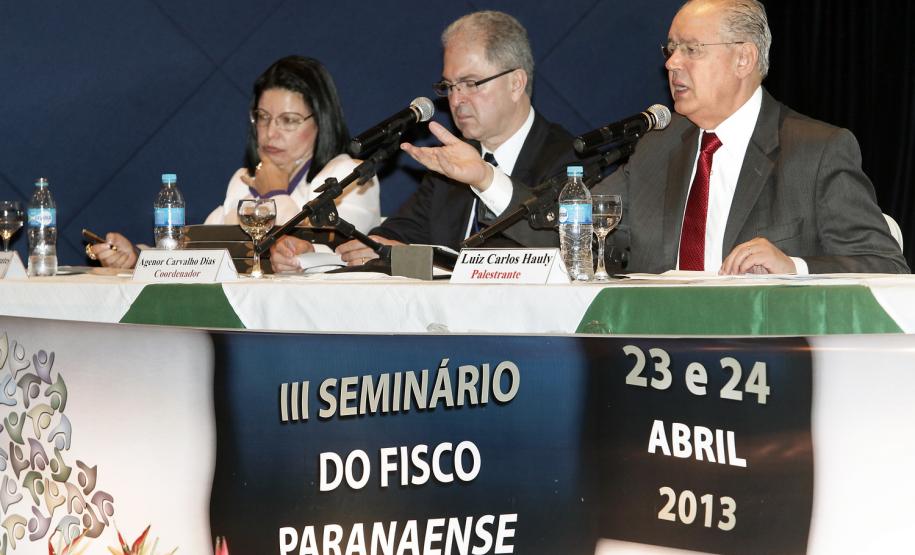 O Paraná Competitivo é um marco na história da industrialização do Estado, na avaliação do secretário da Fazenda, Luiz Carlos Hauly. Ele adiantou que o momento “o programa já atraiu 120 empresas, responsáveis por investimentos da ordem de R$ 20 bilhões e a geração de 136 mil empregos diretos”.