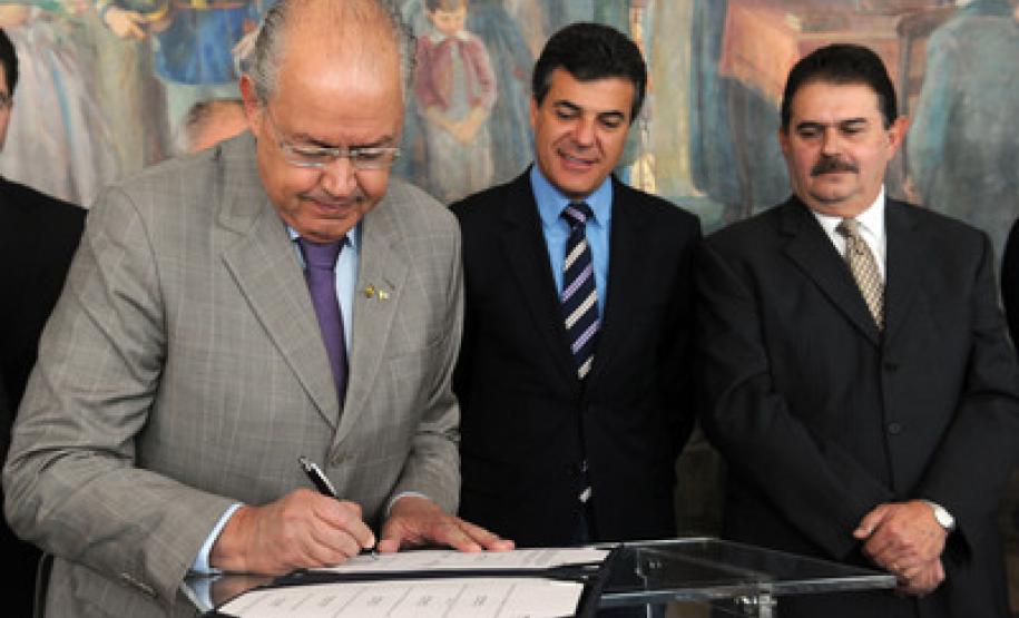 O governador Beto Richa destacou nesta quinta-feira (09/05) que o Estado fará investimentos diretos de R$ 250 milhões em ações de urbanização, habitação, saúde, trabalho, educação, segurança, saneamento, cultura e desenvolvimento social nos 12 municípios envolvidos no projeto de instalação da nova unidade da Klabin no Paraná. “O objetivo é dar suporte ao crescimento que será alavancado pelo novo empreendimento da Klabin em Ortigueira”, disse