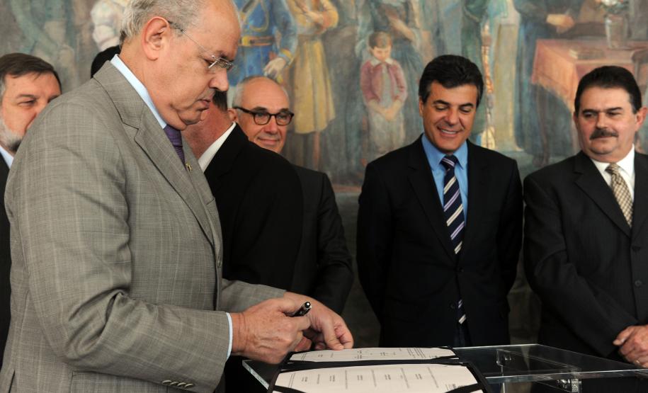 O governador Beto Richa destacou nesta quinta-feira (09/05) que o Estado fará investimentos diretos de R$ 250 milhões em ações de urbanização, habitação, saúde, trabalho, educação, segurança, saneamento, cultura e desenvolvimento social nos 12 municípios envolvidos no projeto de instalação da nova unidade da Klabin no Paraná. “O objetivo é dar suporte ao crescimento que será alavancado pelo novo empreendimento da Klabin em Ortigueira”, disse