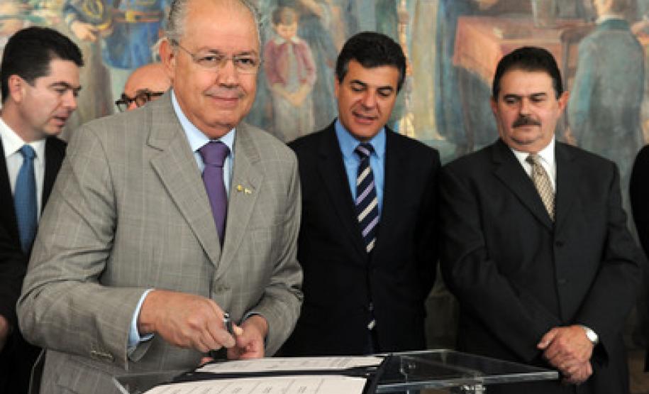 O governador Beto Richa destacou nesta quinta-feira (09/05) que o Estado fará investimentos diretos de R$ 250 milhões em ações de urbanização, habitação, saúde, trabalho, educação, segurança, saneamento, cultura e desenvolvimento social nos 12 municípios envolvidos no projeto de instalação da nova unidade da Klabin no Paraná. “O objetivo é dar suporte ao crescimento que será alavancado pelo novo empreendimento da Klabin em Ortigueira”, disse