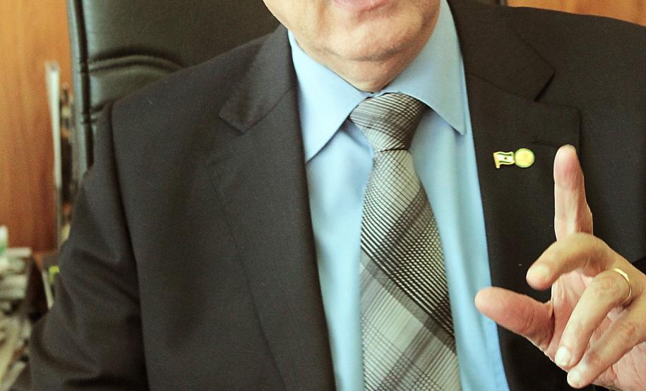 O Governo do Estado repassou aos municípios paranaenses R$ 2,1 bilhões entre janeiro e abril deste ano, como resultado da soma dos valores do ICMS e IPVA. O aumento de 10,31% sobre a transferência de R$ 1,9 bilhão em igual período de 2012 reflete a evolução da arrecadação devido à eficiente ação do Fisco estadual, segundo o secretário de Estado da Fazenda, Luiz Carlos Hauly.