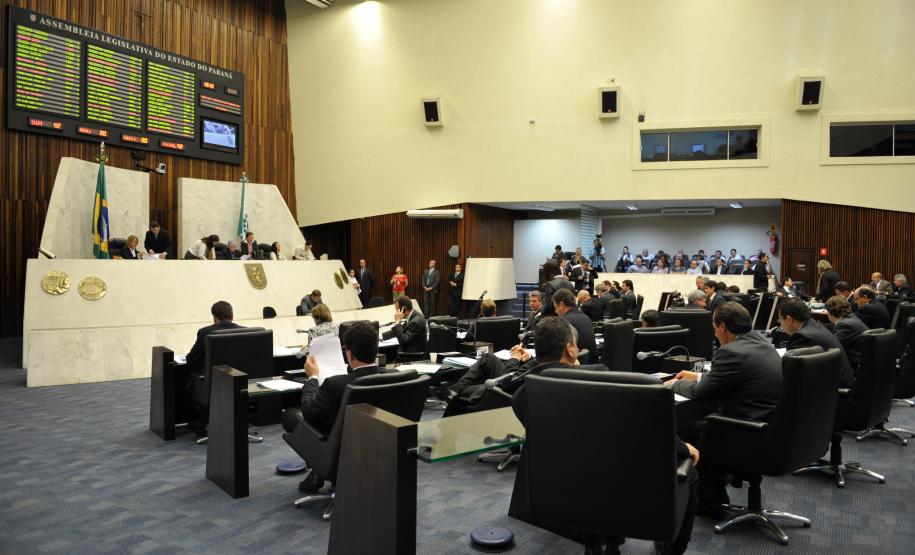Assembleia Legislativa aprova gestão integrada de recursos do Estado A Assembleia Legislativa aprovou nesta terça-feira (21/05) o projeto de lei do Executivo que institui o Sistema de Gestão Integrada de Recursos Financeiros do Paraná (Sigerfi), que centraliza em uma conta corrente todas as receitas arrecadadas pelo Estado.
