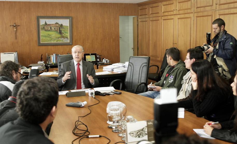 Nos quatro primeiros meses deste ano, o Paraná arrecadou R$ 10,31 bilhões, com aumento nominal de 13,79% sobre a receita de R$ 9,06 bilhões de igual período de 2012. A despesa, porém, com crescimento de 20,60% sobre os R$ 8,63 bilhões do primeiro quadrimestre do ano passado, chegou a R$ 10,41 bilhões. Para o secretário da Fazenda, Luiz Carlos Hauly, o governo ajustará as contas até o final do ano. “Vamos cumprir o Orçamento”, assegurou.