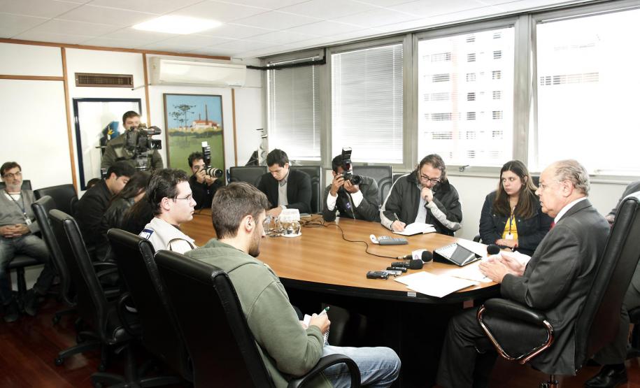 Nos quatro primeiros meses deste ano, o Paraná arrecadou R$ 10,31 bilhões, com aumento nominal de 13,79% sobre a receita de R$ 9,06 bilhões de igual período de 2012. A despesa, porém, com crescimento de 20,60% sobre os R$ 8,63 bilhões do primeiro quadrimestre do ano passado, chegou a R$ 10,41 bilhões. Para o secretário da Fazenda, Luiz Carlos Hauly, o governo ajustará as contas até o final do ano. “Vamos cumprir o Orçamento”, assegurou.