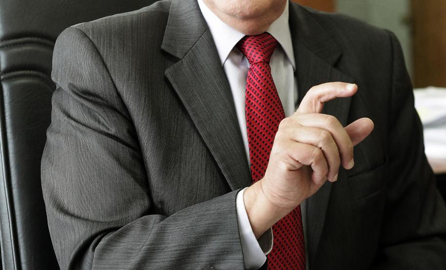 Nos quatro primeiros meses deste ano, o Paraná arrecadou R$ 10,31 bilhões, com aumento nominal de 13,79% sobre a receita de R$ 9,06 bilhões de igual período de 2012. A despesa, porém, com crescimento de 20,60% sobre os R$ 8,63 bilhões do primeiro quadrimestre do ano passado, chegou a R$ 10,41 bilhões. Para o secretário da Fazenda, Luiz Carlos Hauly, o governo ajustará as contas até o final do ano. “Vamos cumprir o Orçamento”, assegurou.