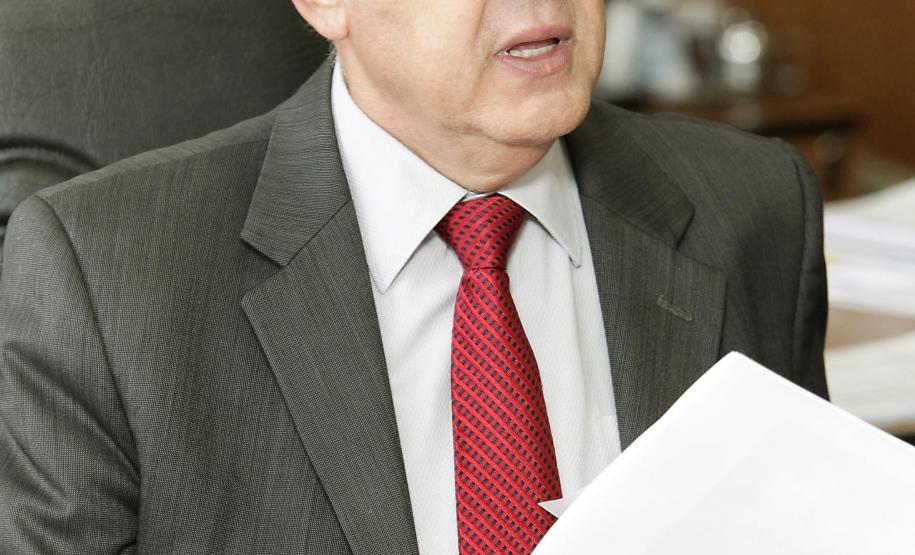 Nos quatro primeiros meses deste ano, o Paraná arrecadou R$ 10,31 bilhões, com aumento nominal de 13,79% sobre a receita de R$ 9,06 bilhões de igual período de 2012. A despesa, porém, com crescimento de 20,60% sobre os R$ 8,63 bilhões do primeiro quadrimestre do ano passado, chegou a R$ 10,41 bilhões. Para o secretário da Fazenda, Luiz Carlos Hauly, o governo ajustará as contas até o final do ano. “Vamos cumprir o Orçamento”, assegurou.