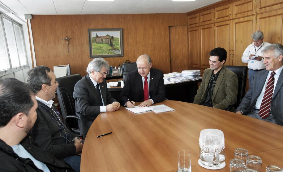 A aquisição de soluções – equipamentos, serviços e capacitação técnica – na área de Tecnologia da Informação (TI) faz parte do plano de modernização deste setor na Secretaria da Fazenda e no Governo do Paraná. O contrato, no valor de R$ 17 milhões, foi assinado nesta quarta-feira (29) pelo secretário da Fazenda, Luiz Carlos Hauly, e os fornecedores da Oracle.